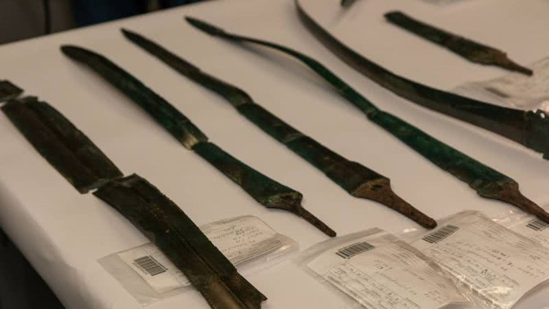 Fotografia das espadas encontradas - Divulgação/ Ministério da Ciência, Cultura, Assuntos Federais e Europeus de Mecklenburg-Vorpommern