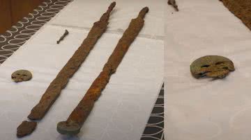 As espadas romanas descobertas - Divulgação/ Youtube/ Cotswold District Council