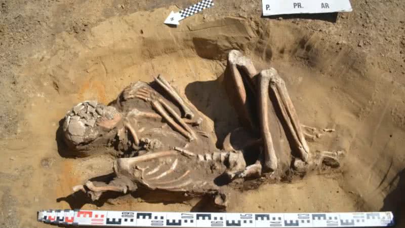 O esqueleto de 7.000 anos encontrado na Polônia - Divulgação/Pawel Micyk & Lukasz Szarek