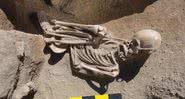 Esqueleto descoberto em uma das sepulturas na Argentina - Divulgação/Radio Cadena Agramonte