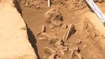 Uma das sepulturas do cemitério - Divulgação/ Vídeo/ Ta3