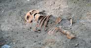 Um dos esqueletos encontrados em Gdańsk, Polônia - Divulgação/PAP/Marcin Gadomski)