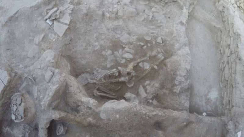 Esqueleto da vítima da tsunami há cerca de 3600 anos atrás - Divulgação / Vasıf Şahoğlu
