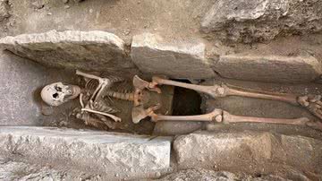 Esqueleto feminino encontrado na Turquia - Divulgação