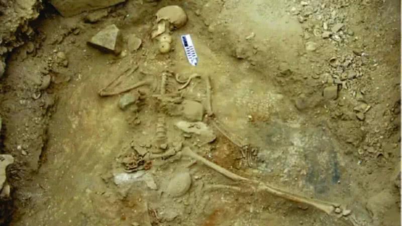 O esqueleto encontrado no sítio arqueológico de Copaca, Chile