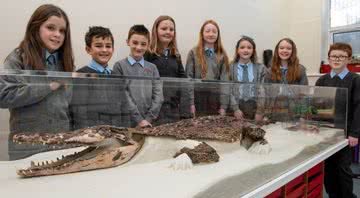 Alunos da escola Ysgol Bodringalt com o esqueleto do crocodilo - Divulgação/Conselho Rhondda Cynon Taf