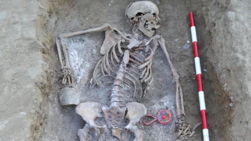 Esqueleto com chocalho descoberto em Palência, Espanha, em 2011