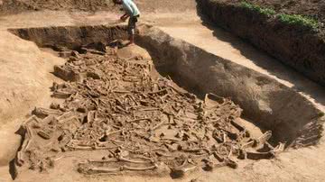 Vala de assentamento na Eslováquia em que 38 esqueletos foram encontrados, a maioria sem cabeça - Divulgação/Universidade de Kiel/Instituto de Arqueologia Pré e Protohistórica/Martin Furholt
