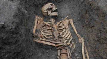Esqueleto encontrado na Inglaterra - Divulgação/ Universidade de Cambridge