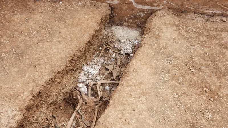 Fotografia dos restos mortais encontrados em Son Coletes - Wikimedia Commons