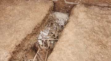 Fotografia dos restos mortais encontrados em Son Coletes - Wikimedia Commons