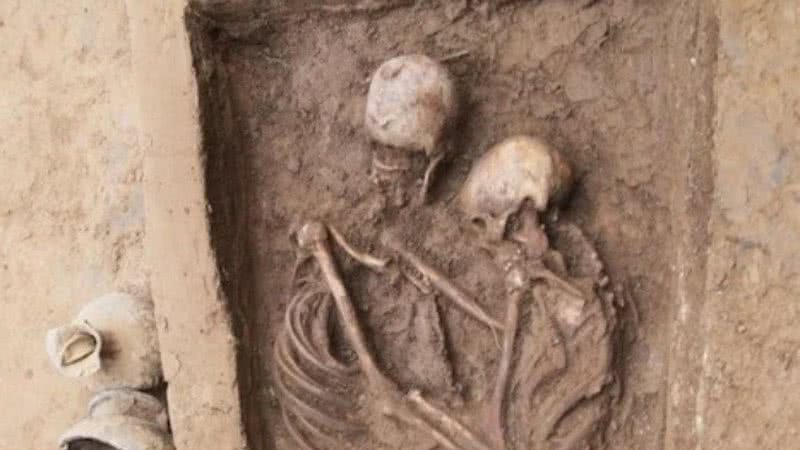 Esqueletos abraçados encontrados na China - Divulgação/Universidade Jilin