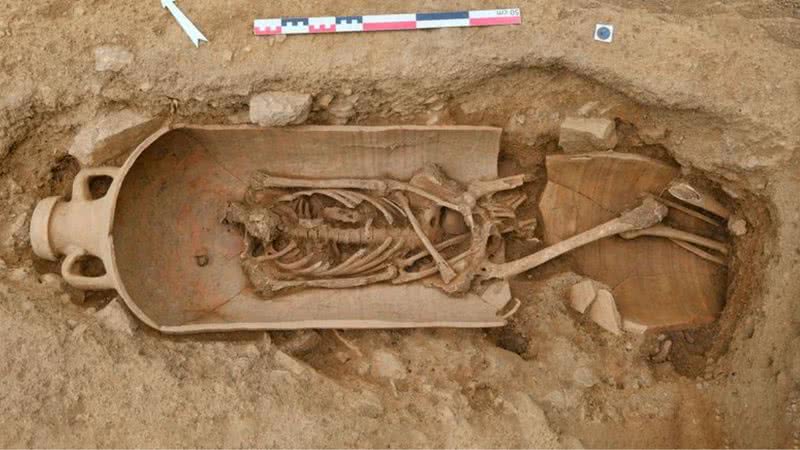 Esqueleto encontrado em jarro na ilha de Córsega - Divulgação/Pascal Druelle - INRAP