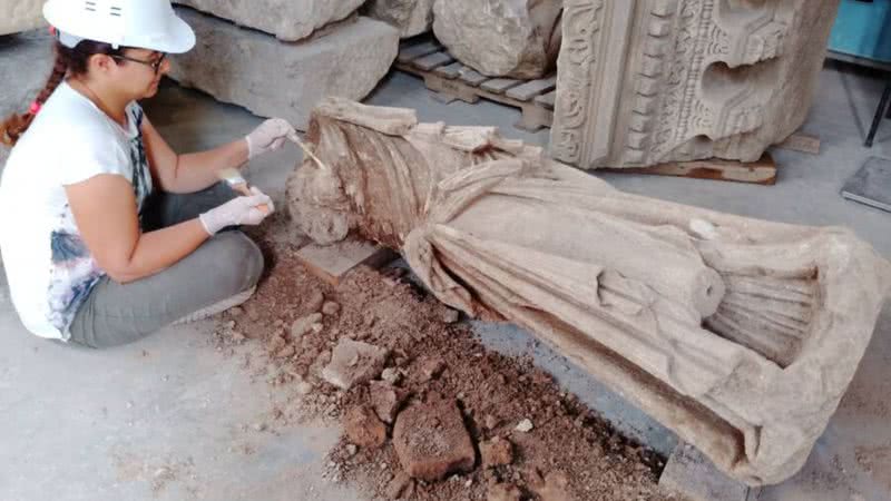 Fotografia da escultura de Philiskos sendo limpa por arqueólogos - Reprodução/X/@_Stratonikeia_