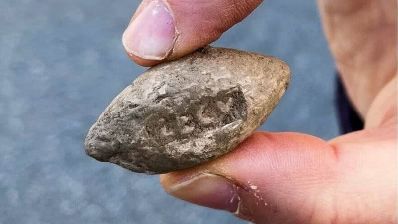 Antiga munição de estilingue romana descoberta na Suíça - Divulgação/SWI swissinfo.ch/Simon Bradley