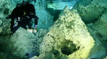 Mergulhador frente à maior fogueira encontrada na caverna - Instituto Nacional de Antropologia e História do México