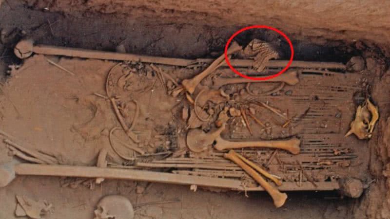 Fotografia da armadura dentro da tumba encontrada em Turfan
