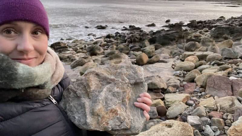 A arqueóloga Marie Woods e a descoberta do fóssil em Scarborough, Inglaterra - Divulgação/Marie Woods