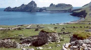 Fotografia em plano geral da ilha de St. Kilda - Wikimedia Commons