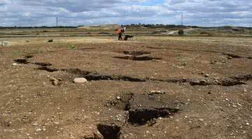Fotografia mostra sequência de valas do terreno descoberto - Oxford Archaeology