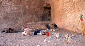 Equipe realizando buscas em sítio arqueológico - OSU / Joy McCorriston