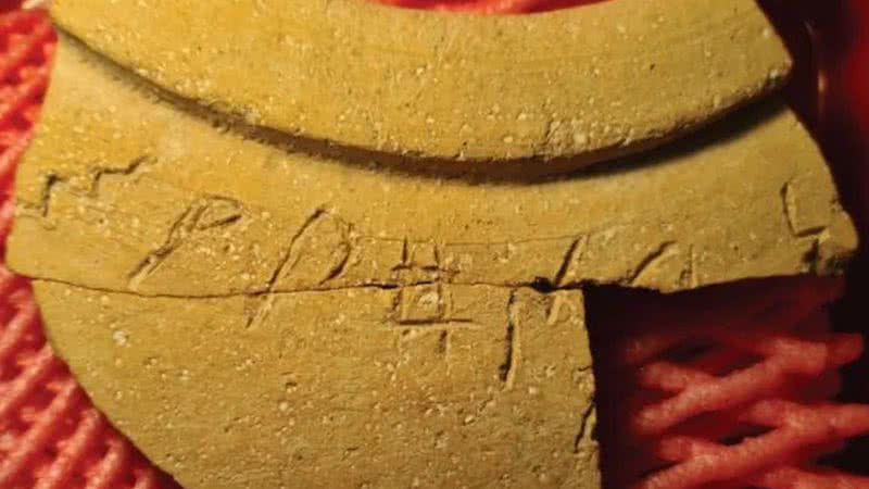 Inscrição em fragmento de jarro de barro encontrado em Jerusalém - Divulgação/Eilat Mazar