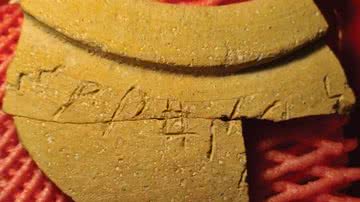 Inscrição em fragmento de jarro de barro encontrado em Jerusalém - Divulgação/Eilat Mazar