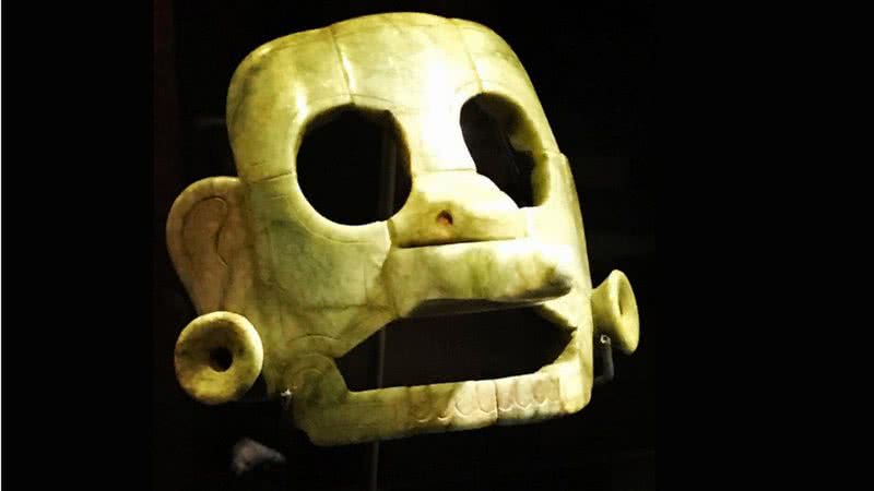 Fotografia da máscara maia, que é feita de jade e representa deus do trovão - Divulgação/ Museu de Bruxelas