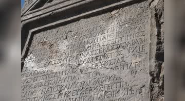 Imagem em plano detalhe das escrituras em grego antigo - Veliko Tarnovo Regional Museum of History