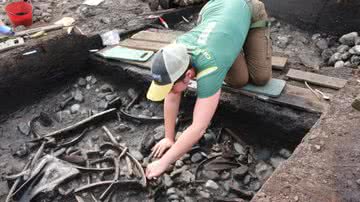 Escavação na Inglaterra encontrou ossos de animais, ferramentas e armas da Idade da Pedra - Divulgação/Universidade de Chester