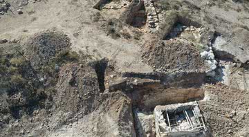 Fotografia da fazenda onde ocorreu o achado, com o micvê visível no canto inferior direito. - Divulgação/ Abd Ibrahim/ Autoridade de Antiguidades de Israel