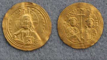 Fotos das duas faces da moeda descoberta na Noruega - Divulgação/Martine Kaspersen, Innlandet Fylkeskommune