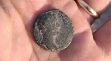 A moeda descoberta - Divulgação/Nir Distelfeld - Autoridade de Antiguidades de Israel