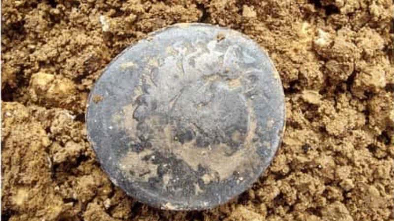 Fotografia da moeda encontrada - Divulgação/ Wessex Archaeology