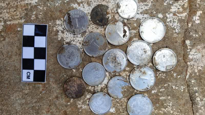 Fotografia de moedas encontradas em Mariana, Minas Gerais