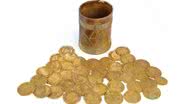 Copo com moedas de ouro encontrado na Inglaterra - Divulgação/Spink & Son