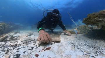 Fotografia do processo de restauração de antigo mosaico romano submerso - Reprodução/Facebook/Parco Archeologico Campi Flegrei