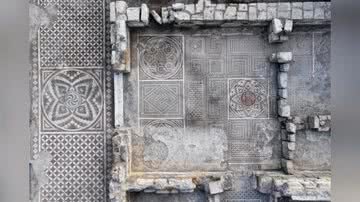 Enorme mosaico romano é descoberto sob chão de vila na Turquia