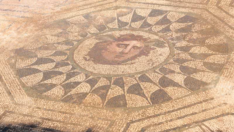 Imagem do mosaico da Medusa encontrado na Espanha - Reprodução/Ayuntamiento de Mérida