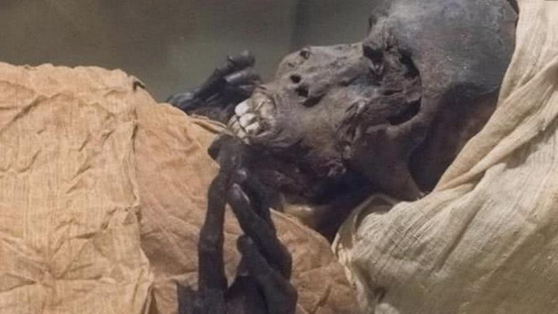 A múmia analisada - Divulgação/Facebook/Ministério de Antiguidades do Egito