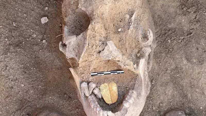 Uma das múmias com língua de ouro descoberta em fevereiro no Egito - Divulgação/Ministério do Turismo e Antiguidades do Egito