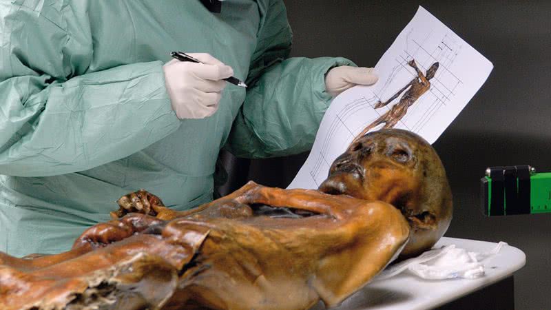 Fotografia de cientista analisando a múmia de Ötzi - Divulgação/ Museu de Arqueologia do Tirol do Sul