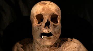 Trecho de reportagem da BBC que mostra rosto da múmia - Divulgação/ BBC