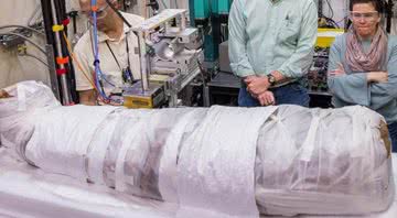 Cientistas e múmia analisada - Divulgação - Mark Lopez / Argonne National Laboratory