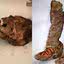 Múmia encontrada na Mongólia e detalhe dos calçados