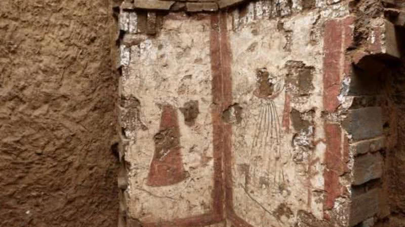 Um dos murais descobertos nas paredes da tumba - Divulgação - NCN Limited