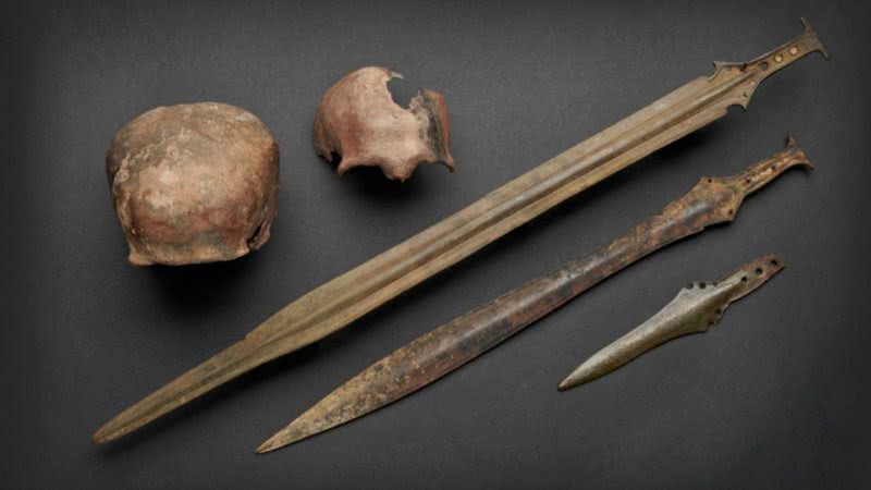 Crania mostrando trauma e espadas completas da coleção permanente do museu. - Divulgação/ Museu de Docklands