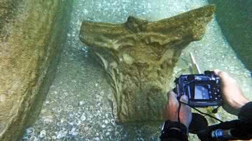 Um capitel de mármore que seria usado em uma coluna, parte das 40 toneladas de material que o navio transportava antes de afundar - Divulgação/Autoridade de Antiguidades de Israel