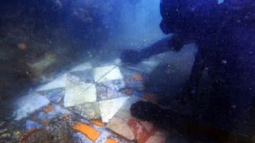 Fotografia tirada durante pesquisas subaquáticas em antiga cidade romana naufragada - Divulgação/Naumacos