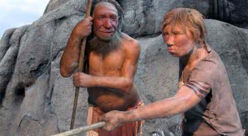 Fotografia de estatuetas que buscam representar neandertais. - Wikimedia Commons